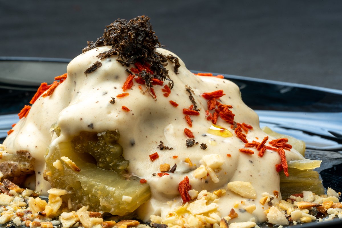 La trufa negra no se explica. Se huele, se prueba en platos como este de la GastroTasquita y se recuerda siempre.
Platos como Volcán de cardo Trufado.
#SoriayTrufa #TrufadeSoria #Trufanegra