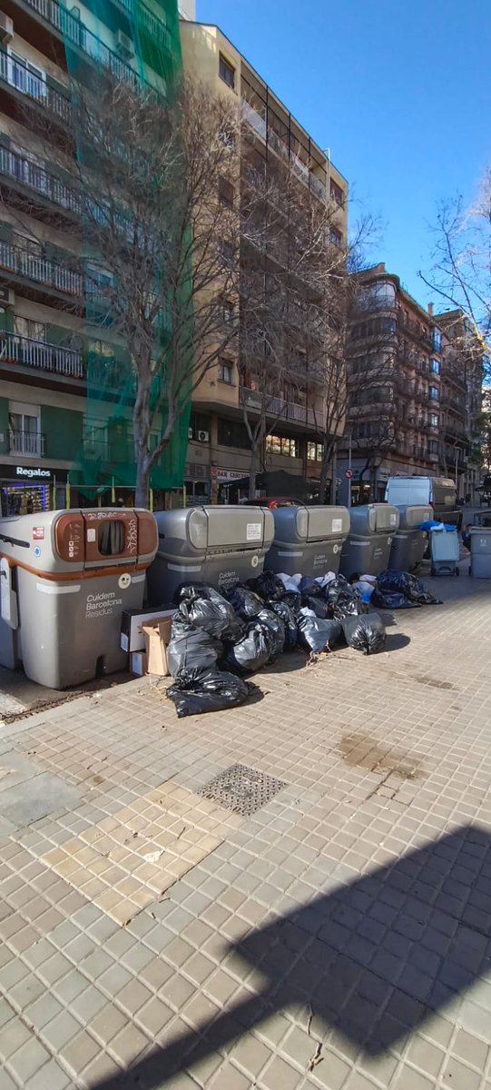 Qué está pasando con la limpieza en el Eixample? Las imágenes de ayer del barrio de la Sagrada Familia son elocuentes. La dejadez por parte del Distrito es cada día más evidente. <a href="/pp_bcn/">PP Barcelona</a> <a href="/danielsirera/">Dani Sirera</a> <a href="/SoniaDeveRi/">Sonia Devesa</a>