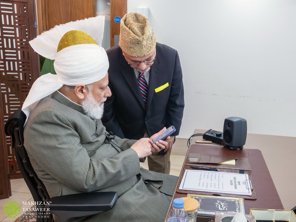 AlHakamWeekly's tweet image. Huzoor launches new ReadHadith mobile application during mulaqat with Alislam.org team

Masood Nasir Sahib presented the new Hadith application and database, accessible via ReadHadith.app. He explained that a dedicated database had been created to facilitate…