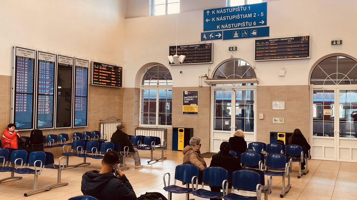dstevens's tweet image. The main railway station in Bratislava, Slovakia 🇸🇰 today.

Locally known as, “Bratislava hlavná stanica”.

I like it.  The train formation boards are a work of great beauty - I can’t stop looking at them 😅.

#trains #Slovakia #Bratislava