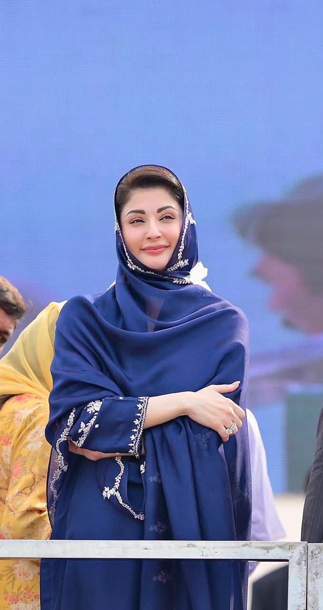 کھڑی تو ایسے ہے جیسے 25 سال بعد بسنت کو کامیاب کروایا ہو 😃🔥🔥🔥🔥