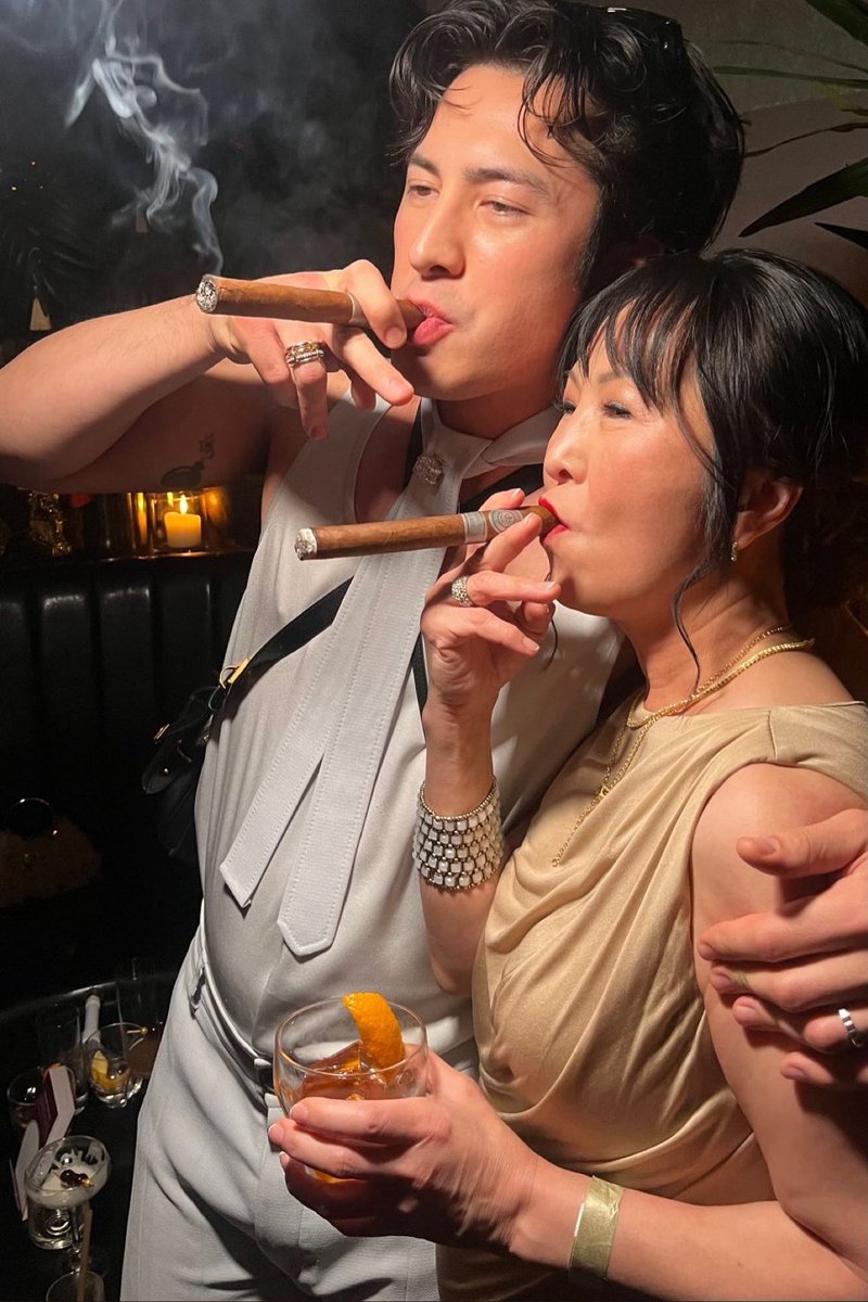 sweethudcon's tweet photo. "ah porque quando a mãe dele for embora o hudson vai fumar 35 carteiras de cigarro"

o hudson com a mãe dele: https://t.co/Mq3PjwtIZe