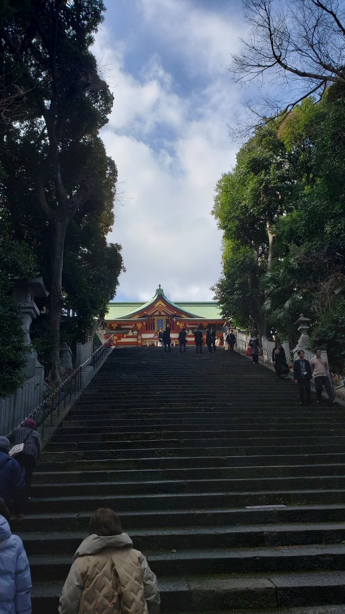 nfxnteHLKi6UVfM's tweet photo. 具体的な日時は伏せますが、落選した前職や関係者に別れの挨拶を済ませた帰りに日枝神社に立ち寄った時の事。
ちょっと大きめの声で「今までありがとうございました！」と本殿前で手を合わせていた人の感極まった横顔をふと見ると、政クラでは知られた某先生でした。
何とも切ない永田町の人生模様。 https://t.co/KnlpEUL6Bs