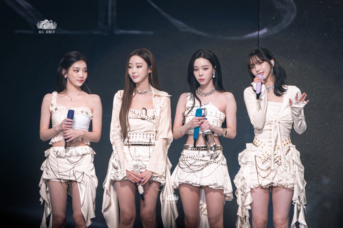 20260207 - aespa LIVE TOUR - SYNK: aeXIS LINE - in HONG KONG 🇭🇰 (Day1)

32: Group Photo

#KARINA #카리나 #劉知珉 #WINTER 
#윈터 #金旼炡 #冬子 #NINGNING #寧寧 #寧藝卓 #GISELLE #지젤 #內永枝利 #aespa #æspa #에스파 #ウィンター