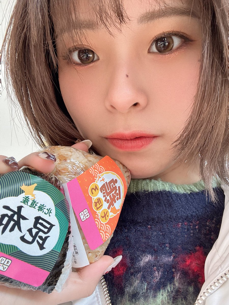 6174_HARUNE's tweet photo. 最近移動中にご飯済ませがち🙄🍙
今日も声掛け頑張ってくる〜！！

デビューライブまであと16日❤️‍🔥

 #アイドル 
 #新人アイドル 
 #ロクイチナナヨン
 #HARUNE https://t.co/qRSOqRlH7o