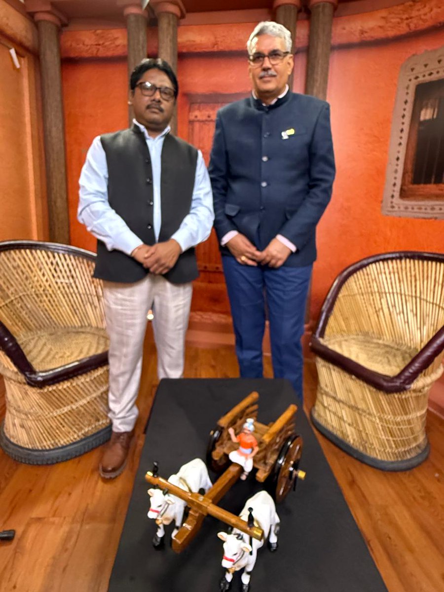 BISA__India's tweet photo. In conversation for India's Farmers!
@MGathala_CIMMYT recorded a podcast with
@Prakashnw18 @KisanTakChannel discussing farmers’ challenges, CIMMYT’s contribution to India’s agri sector, & innovations driving sustainable transformation.
Stay tuned!
#CIMMYT #Agripodcast https://t.co/6pqRkLRHJt