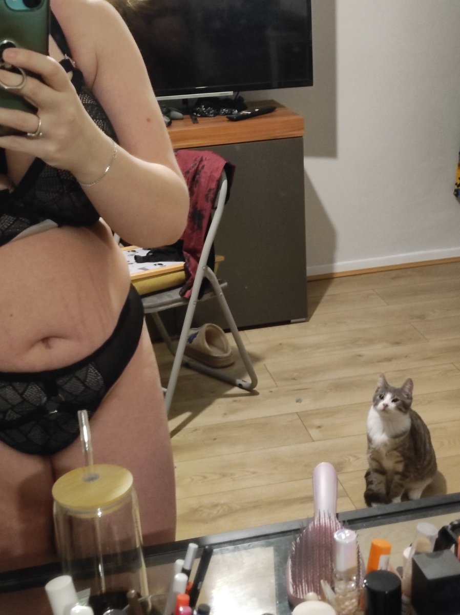BuxomousPrime's tweet photo. Meet my biggest fan 😺😺😺 he always stands there watching me get ready, I guess it really is a good view 😻😻😻 

#lingerie #pussy #bigboobs #thong #ginger #longhair #grwm #nsfw #nsfwtwt #audience #mirrorselfie #longhair https://t.co/kc45e8C7rE