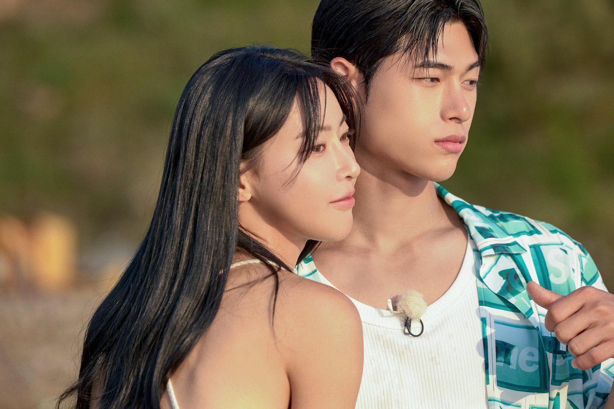 ahnbbh_'s tweet image. What can I say is that it’s okay if they’re not together, and I will support both of them. (truly) But after finding out bout it, I can see clearly (especially during the promo tgt at eyesmag) is that they’re only doing it for PR purposes and it hurt so much😭🫂 #singlesinferno5