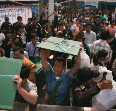 ย้อนดูการเลือกตั้งโมฆะ 2 กุมภาพันธ์ 2557

2 กพ. 57 เป็นวันเลือกตั้งส.ส. หลัง ยิ่งลักษณ์ ชินวัตร นายกฯประกาศยุบสภาวันที่ 9 ธันวาคม 2556 เพื่อลดแรงกดดันจากการประท้วงของม็อบ กปปส 

เหตุการณ์วันเลือกตั้ง

กปปส. ดำเนินปฏิบัติการ "ปิดคูหาเลือกตั้ง" ในหลายพื้นที่ โดยเฉพาะกรุงเทพฯ