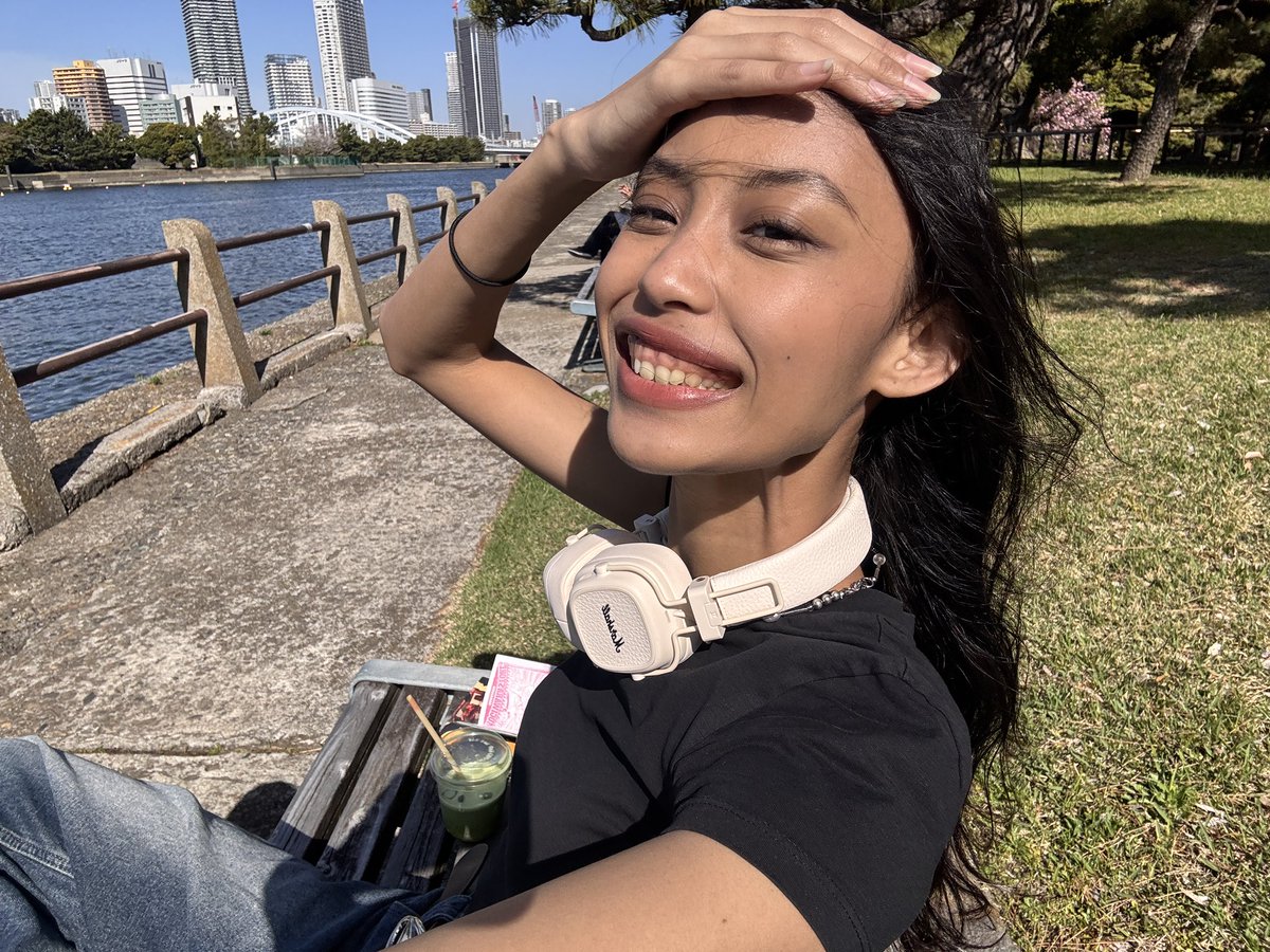 chewmocca's tweet photo. YOU ARE PRETTTYY. 
I also have overbite, gummy smile, have a darker skin, flat nose and curly hair that some people making jokes about it. But after i grew up, i really don’t care about what they’re saying to me ❤️ https://t.co/jHA7IRHvPY