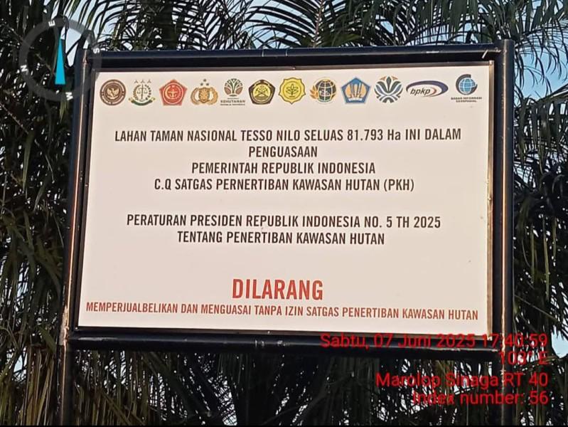 Relokasi warga dari kawasan Taman Nasional Tesso Nilo ke tanah ulayat memicu konflik agraria dan ketegangan sosial baru akibat tumpang tindih hak pengelolaan serta ketidaksiapan infrastruktur pendukung di lokasi penempatan.  

mongabay.co.id/2026/02/12/ket…