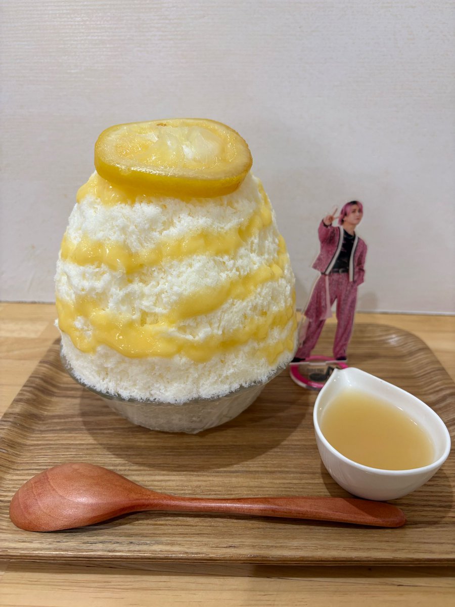 daizylapi's tweet image. 仕事帰りかき氷活動

今の時期、柑橘類といえばみかんとか紅まどんなとか多めで色々なお店で食べ比べもいいけど、レモンがあるとめっちゃうれしい。
レモンカードミルクのかき氷は別添えレモンシロップが酸っぱくてうめぇ……♡
ミルクほんのりな甘さととレモンが絶妙にマッチしてとっても好み。