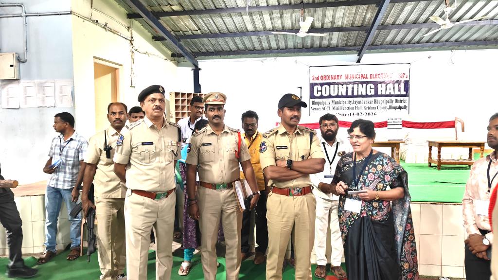 spbhoopalpalli's tweet image. Counting center at Singareni Function Hall under Bhupalapally #Municipality limits inspected, security and counting arrangements reviewed.
Strict entry checks ordered — no mobile phones, electronic devices or prohibited items allowed inside.