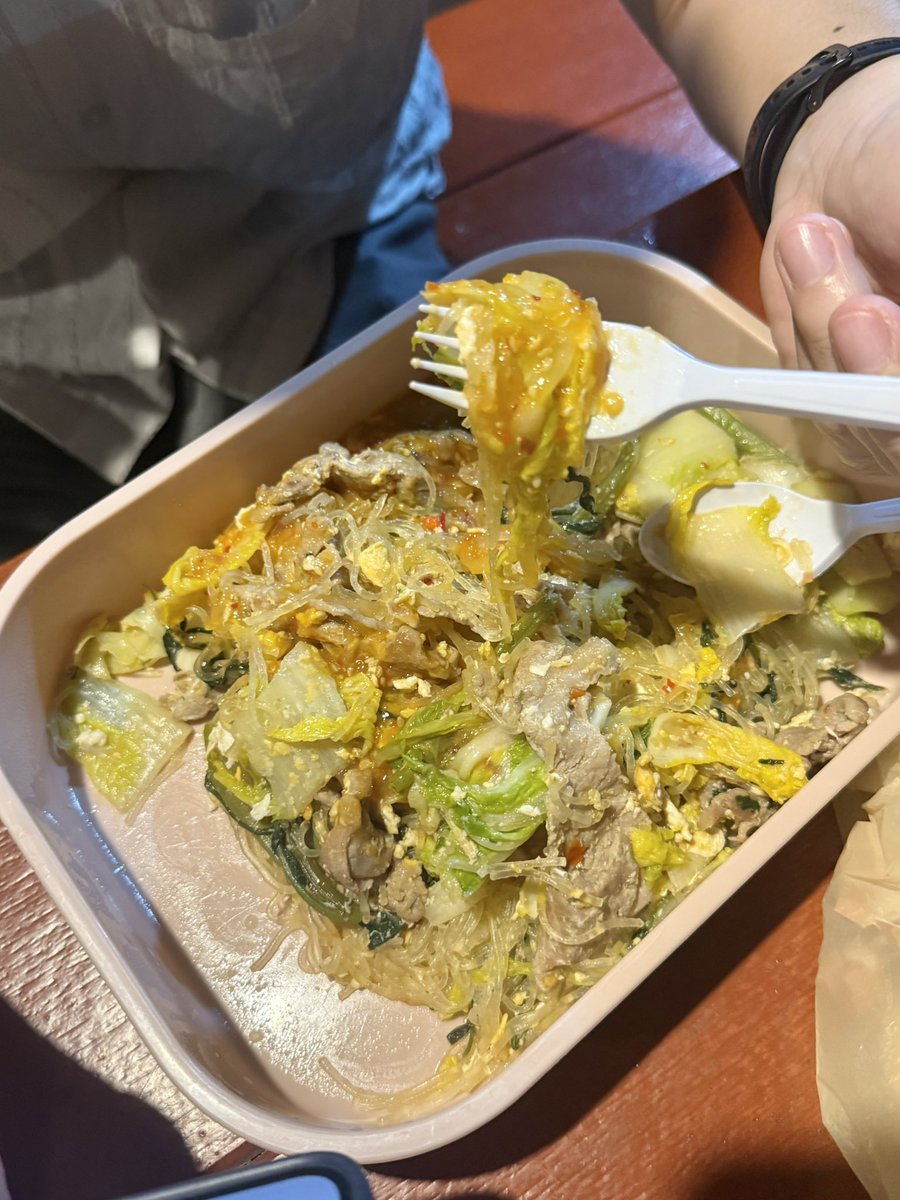 หลายคนอาจไม่รู้ว่าเราสามารถทำสุกี้แห้งให้อร่อยเหมือนกินที่ร้านได้เลย ซื้อผัก2อย่าง วุ้นเส้น ไข่ไก่ น้ำจิ้มสุกี้ ปรุงรสของที่มีตามบ้านก็อร่อยแล้ว ประหยัดมากกก ทำกินได้ทั้งบ้าน 4-5คน ด้วยงบอันน้อยนิด ได้เยอะจนอิ่ม เด่วมาแชร์วิธีทำของเราว่าทำยังไงในเธรดนี้แบบละเอียด