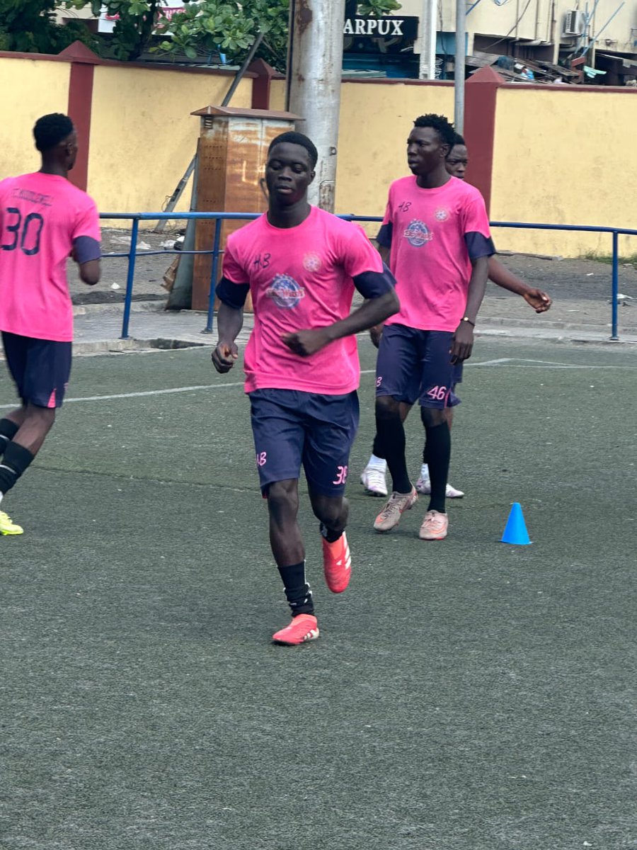 FcMiddlewell's tweet photo. It's another beautiful day to train on the pitch.
#fcmiddlewell #trainingday #Lagosiangiants https://t.co/tB7IU7Y4Wl