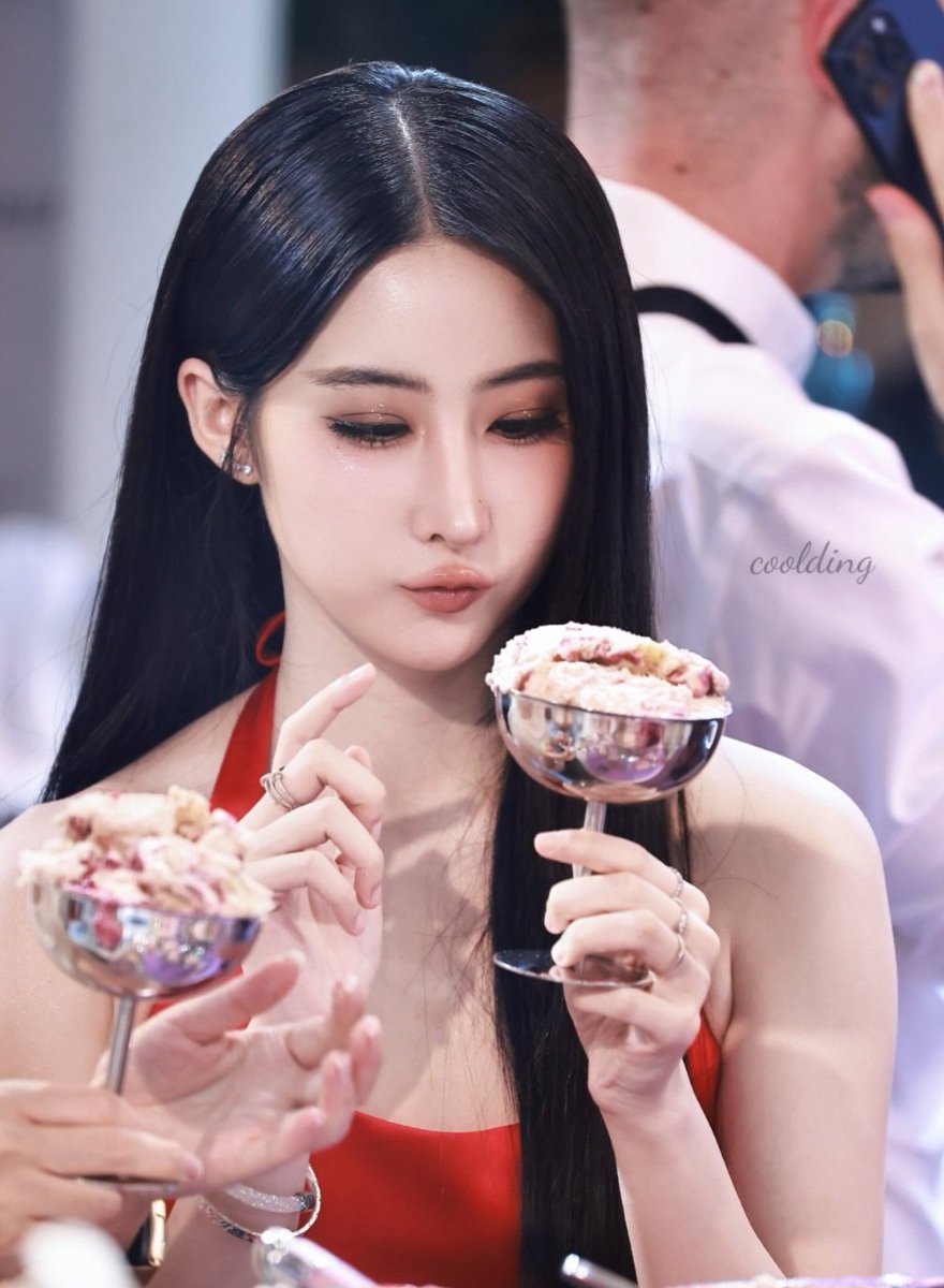 No, my love, the cup isn’t edible, focus on the ice cream 🤭

HOUSE OF SEPHORA X APASRA
#YokoShinesAtSephora
#YokoApasra