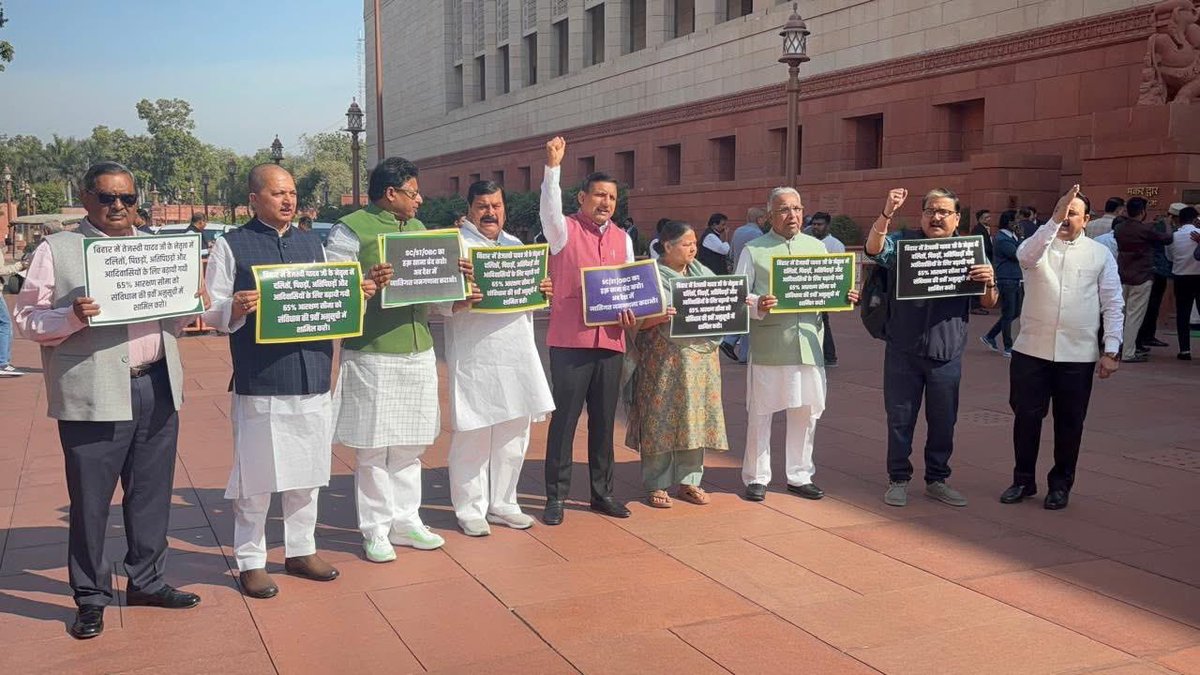 RJDforIndia's tweet photo. महागठबंधन की तेजस्वी सरकार में बिहार में बढ़ाई गयी 65 फ़ीसदी आरक्षण सीमा को संविधान की नौंवी अनुसूची में शामिल करने की माँग को लेकर तथा मोदी-नीतीश सरकार द्वारा की जा रही आरक्षण चोरी के विरुद्ध राजद सांसदों ने आज संसद भवन में धरना -प्रदर्शन दिया।

एनडीए द्वारा बिहार सहित देश में आरक्षण चोरी, SC/ST/OBC पर बढ़ते अत्याचार, वंचित वर्गों की हकमारी तथा पारदर्शी तरीके से जातिगत जनगणना कराने को लेकर भी आवाज बुलंद की। #RJD #LaluYadav #TejashwiYadav #bihar