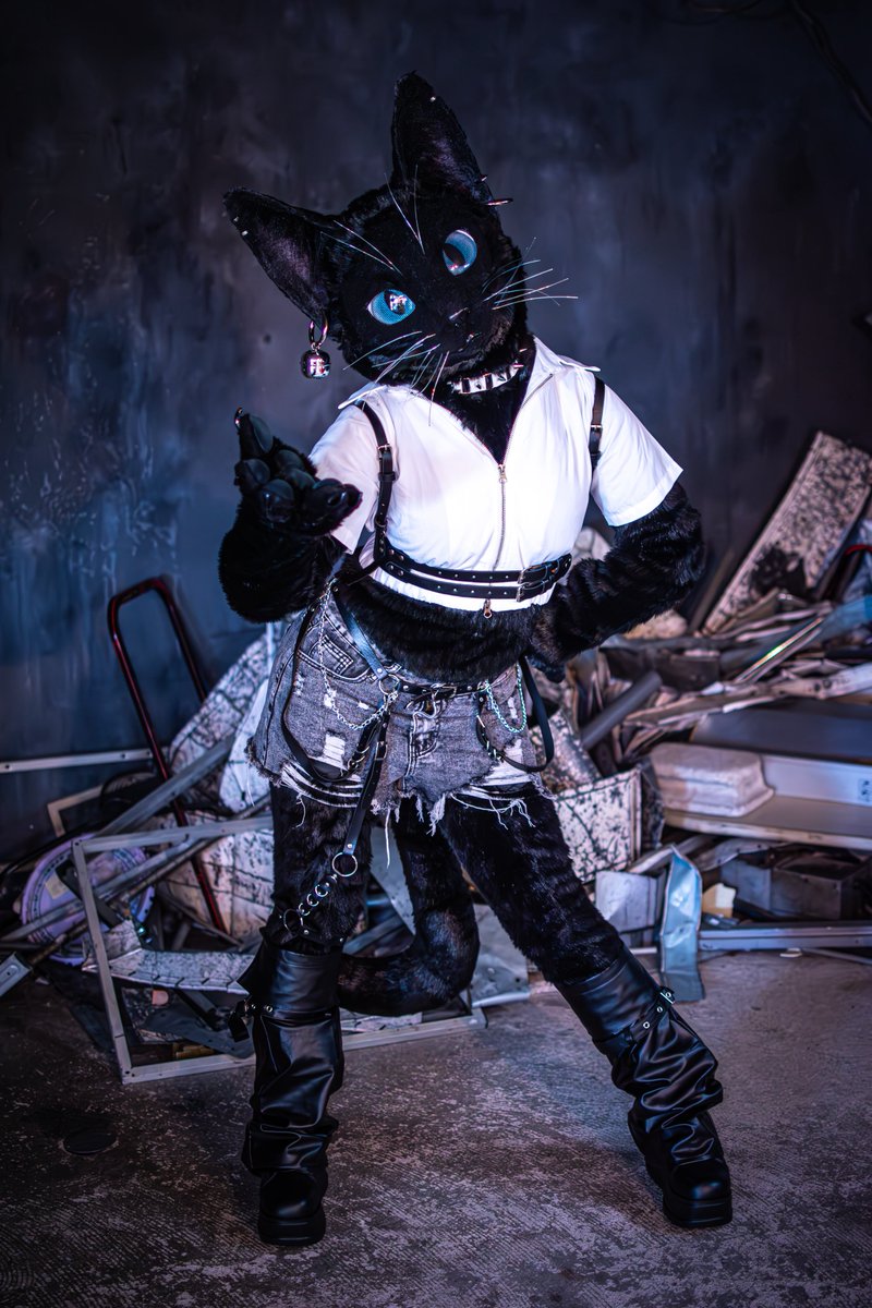 Come here. I won’t let you go 😉
 #FursuitFriday 
📸 #Octane_c