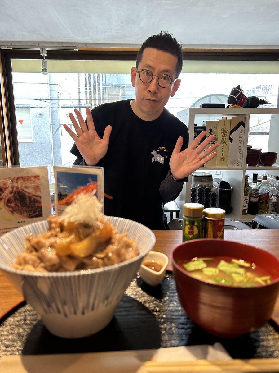 もうひとつの顔は【牛丼屋の店長】

ご存知、林家木久蔵師匠(二代目)が、浅草橋駅高架下で営む牛丼屋「天角」にやっとおじゃまできたのです

ホント美味いぞ！
肉好きに名高いサカエヤさんの牛肉を堪能

奥さんとふたりで、寄席の出番直前まで店を切り盛りする働き者😆

また行くよー　柳家三三