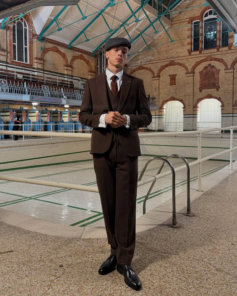 Central Cee really teased "Iceman Freestyle" on Drake’s live 6 months ago, converted to Islam, lost 12 years of sneakers to a robbery, and STILL dropped the hardest freestyle of 2026 so far.

The work rate is actually scary. All Roads Lead Home EP soon. 🏔️❄️

#CentralCee