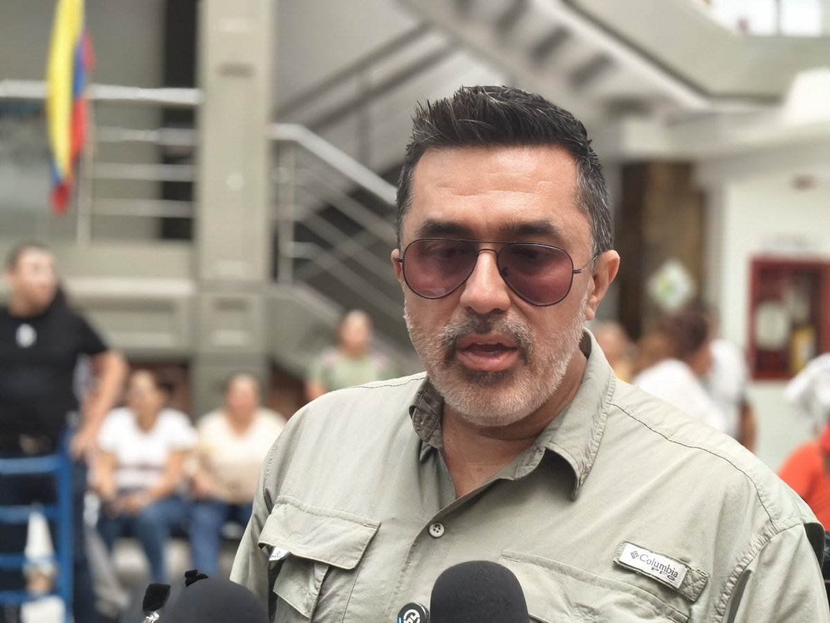 El IFC  en cabeza del gerente Óscar Araque hizo entrega de más de 2.500 cuadernos a la gestora social Diana Soler ¡ Por más oportunidades de educación, para los niños y niñas  que viven en las zonas más apartadas y en los resguardos indígenas de Casanare!