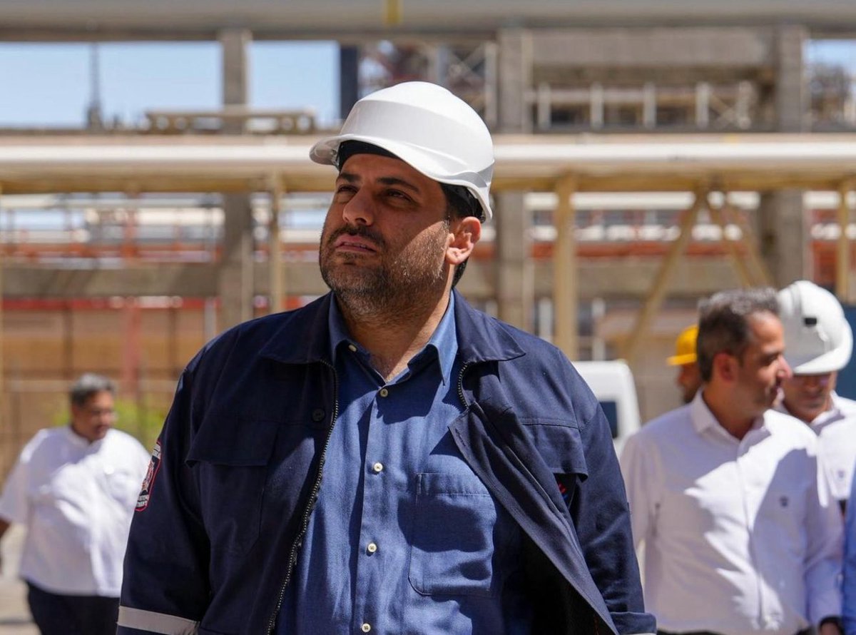 Bultenenergy's tweet photo. #حسام_خوشبین_فر پیش از این و در دوران حضور خود در شرکت لوله‌سازی اهواز، با حمایت قاطع از داخلی‌سازی لوله‌های درزدار سرویس ترش پروژه #گوره_جاسک نشان داد که برای رفع گلوگاه‌های پروژه‌های #ملی، به بومی‌سازی به‌عنوان یک راهبرد جدی باور دارد.
بومی‌سازی کاتالیست EO، به‌عنوان گلوگاه تکنولوژیک زنجیره MEG و پلی‌استر، با چالش‌های پیچیده‌ای همچون دستیابی به انتخاب‌پذیری بالا، پایداری بلندمدت در دمای عملیاتی و کنترل تشکیل CO₂ همراه است. به همین دلیل، در بسیاری از مجتمع‌های صنعتی، پرهیز از ریسک و اتکا به واردات همچنان گزینه نخست محسوب می‌شود.

با این حال، در مجتمع مروارید رویکرد متفاوتی اتخاذ شد. حمایت کامل و پذیرش مسئولیت ریسک تولید داخل توسط حسام خوشبین‌فر تا پایان آزمون‌های عملکردی کاتالیست، هزینه‌هایی چون هجمه‌های مستمر و تخریب‌های ناعادلانه را به همراه داشت.

اکنون بارگذاری #کاتالیست در واحد MEG مجتمع مروارید به پایان رسیده و تولید با ظرفیت کامل در حال انجام است. افزون بر این، در نمایشگاه ساخت داخل کیش، از کاتالیست EO ـ به‌عنوان یکی از برجسته‌ترین دستاوردهای سال‌های اخیر صنعت در حوزه ساخت داخل ـ توسط مدیرعامل #پتروشیمی_مروارید رونمایی خواهد شد.
صنایع راهبردی کشور بیش از هر زمان دیگری به چنین تصمیم‌های شجاعانه و ایستادگی‌هایی نیاز دارند؛ حتی اگر بهای آن، تحمل تخریب‌های روزانه و فشارهای سنگین باشد
#ایران_مرد_عمل_میخواهد