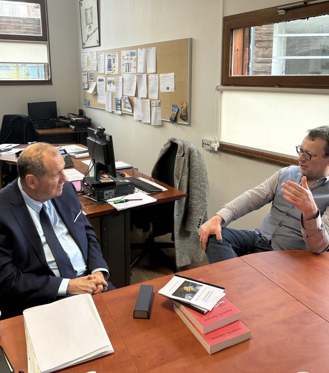 🚸 Visite hier près de Caen du Collège-Lycée Expérimental d’Hérouville-Saint-Clair.  

🔎 Un établissement public qui jouit d’une extraordinaire autonomie: recrutement des élèves, cooptation des professeurs, adaptation des programmes, travail en équipe, tutorat des jeunes élèves