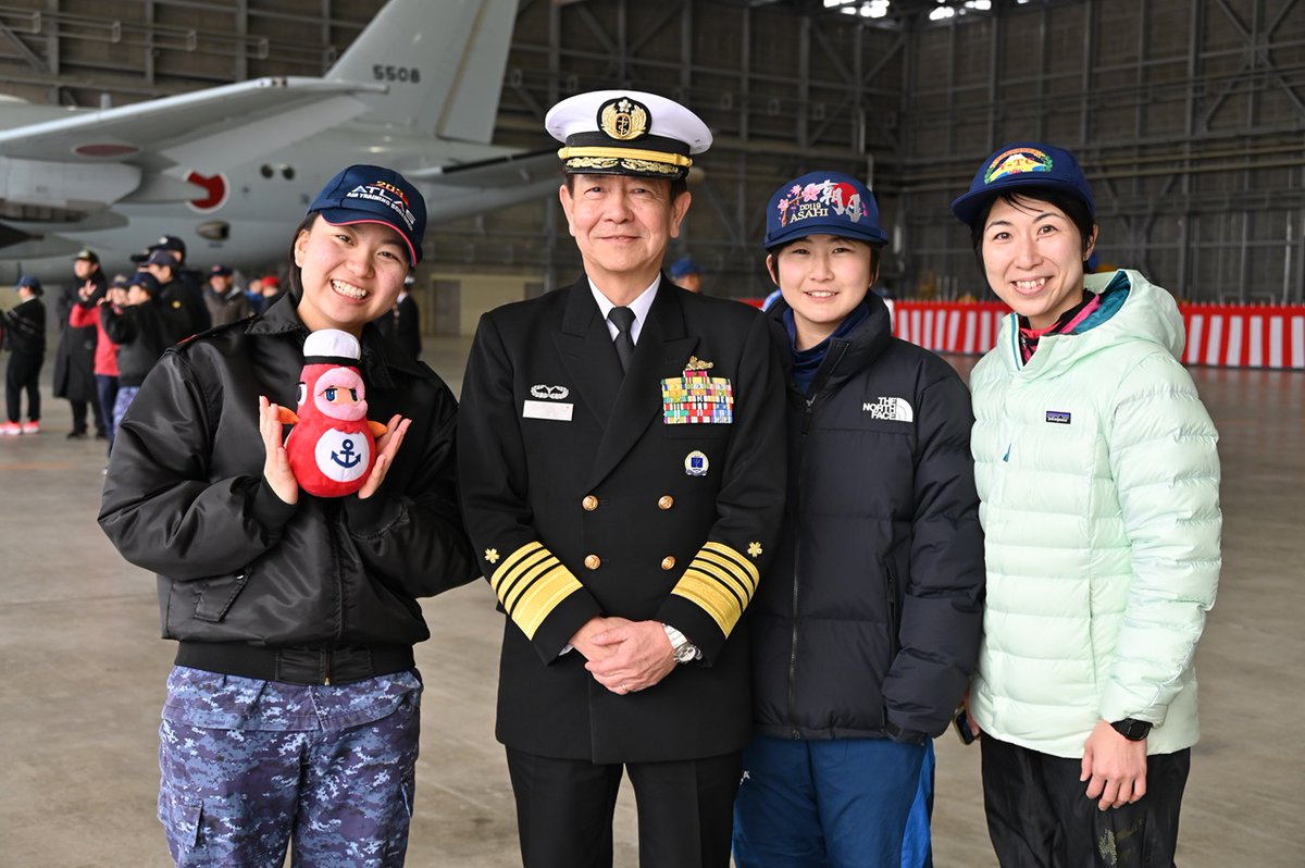 海上幕僚長が、競技後の選手たちを労いました！ #カイジョウジエイ鯛