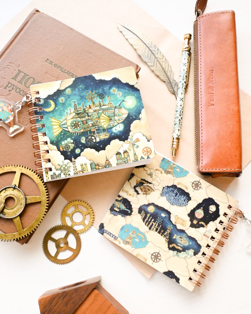 【コラボ商品！】
“出会い”をカタチにする新シリーズ「Komamono クリエイティ部」と空想街雑貨店がコラボして新商品を発売します🎉

2/14（土）から発売開始です！
空想街のワクワクする不思議な世界をお楽しみください😊

●クリアロールステッカー　￥1,320（税込）