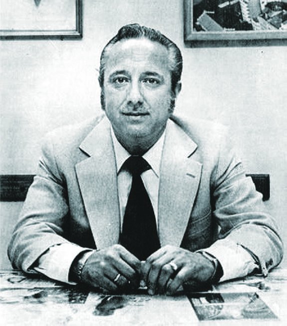 "Al Valencia se viene a servir, no a servirse". Don Vicente Peris Lozar. ♥️
Hubo un tiempo en el q el amor por nuestros colores, y la honestidad latían dentro de nuestro club.Honor infinito a quien lo dio todo por nuestro escudo y dejó una huella imborrable en nuestra hª. 🦇♥️