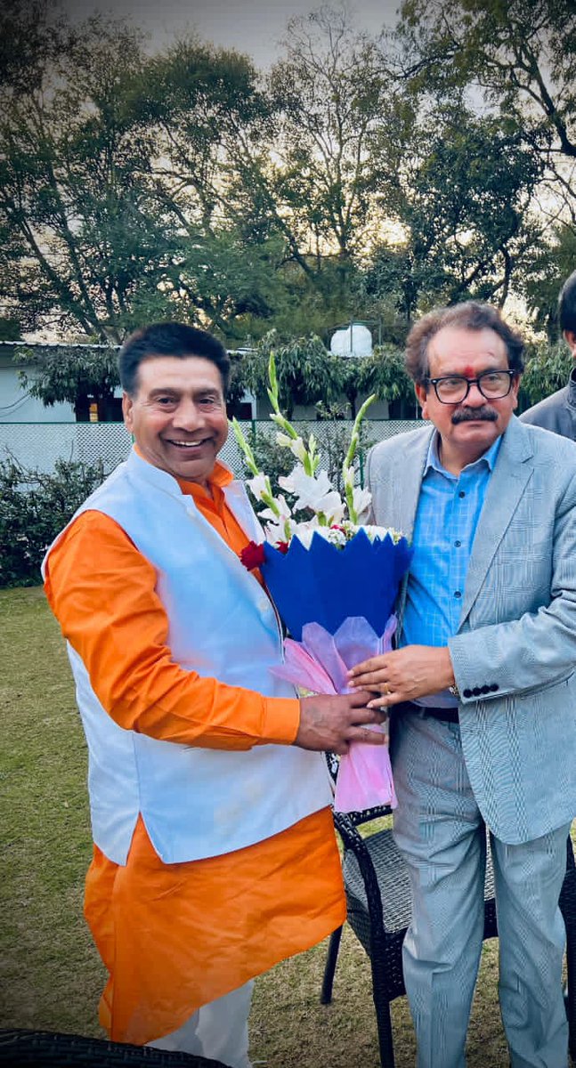 बहुत दिनों बाद पुराने साथी माननीय मंत्री एसपी सिंह बघेल जी से मुलाकात करते हुए पूर्व विधायक विनोद कुमार जी