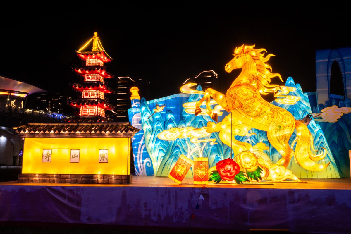 NewTaipeiGov's tweet image. The 2026 #NewTaipeiCity Lantern Festival shines in spectacular style. ✨The 15-meter #Horse main lantern dazzles with a light show every 30 minutes from 6 PM. Fan-favorite #Maltese lanterns, crafted under license from @moonlab_studio, add fun for all ages. Catch it before Mar. 8.