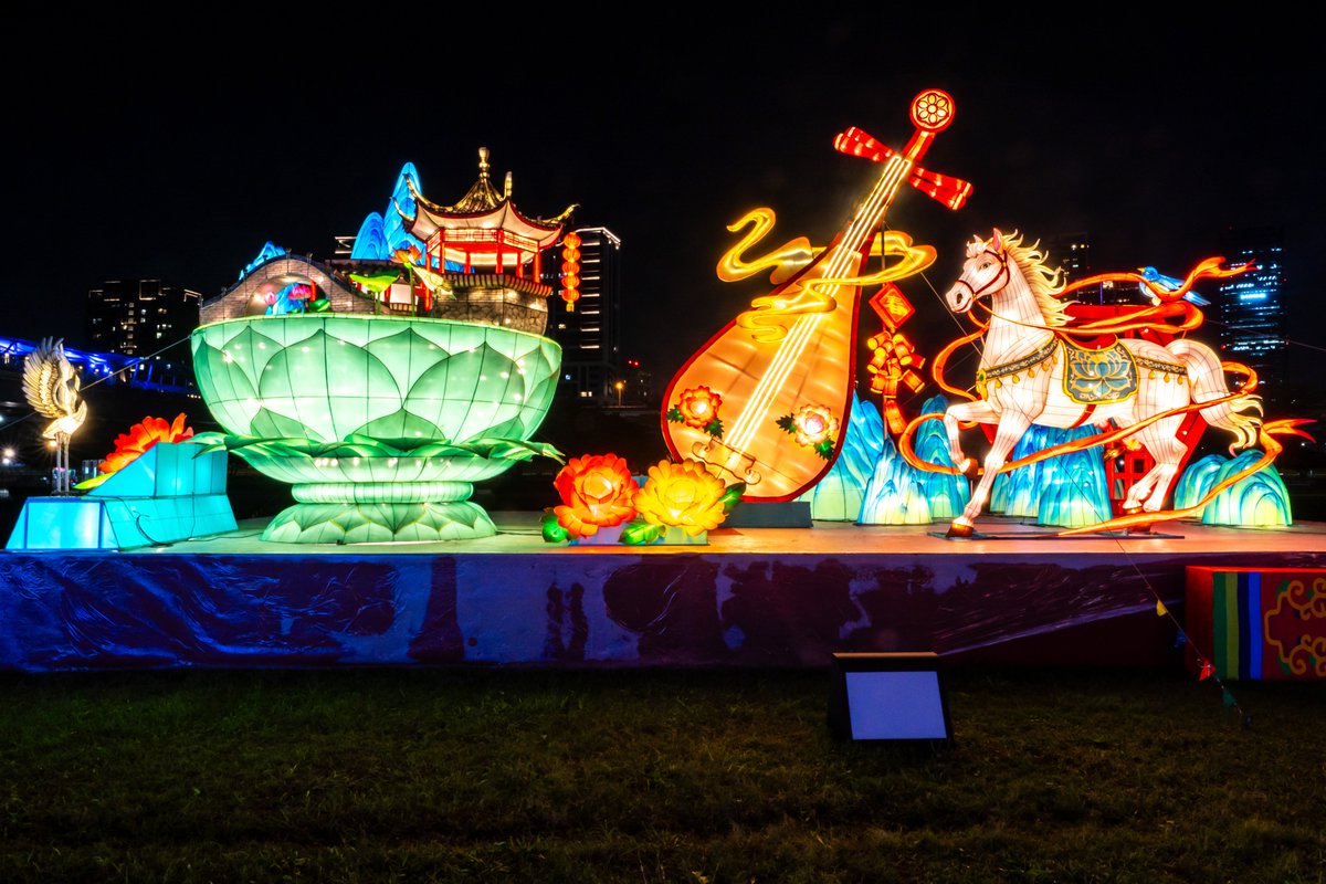 NewTaipeiGov's tweet image. The 2026 #NewTaipeiCity Lantern Festival shines in spectacular style. ✨The 15-meter #Horse main lantern dazzles with a light show every 30 minutes from 6 PM. Fan-favorite #Maltese lanterns, crafted under license from @moonlab_studio, add fun for all ages. Catch it before Mar. 8.