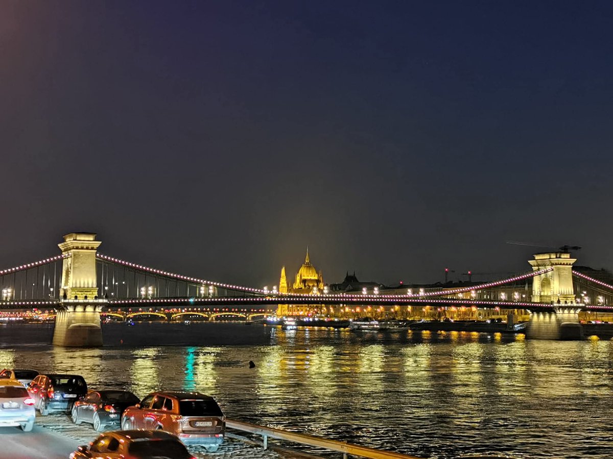 ErikaPolyk's tweet photo. ☀️Jó reggelt! Péntek 13 🍀 ☀️Szerencsés napot kívánok! ✌️I Declare World Peace! #IDWP #Budapest #Hungary #chainbridge https://t.co/c0N1FQutbK
