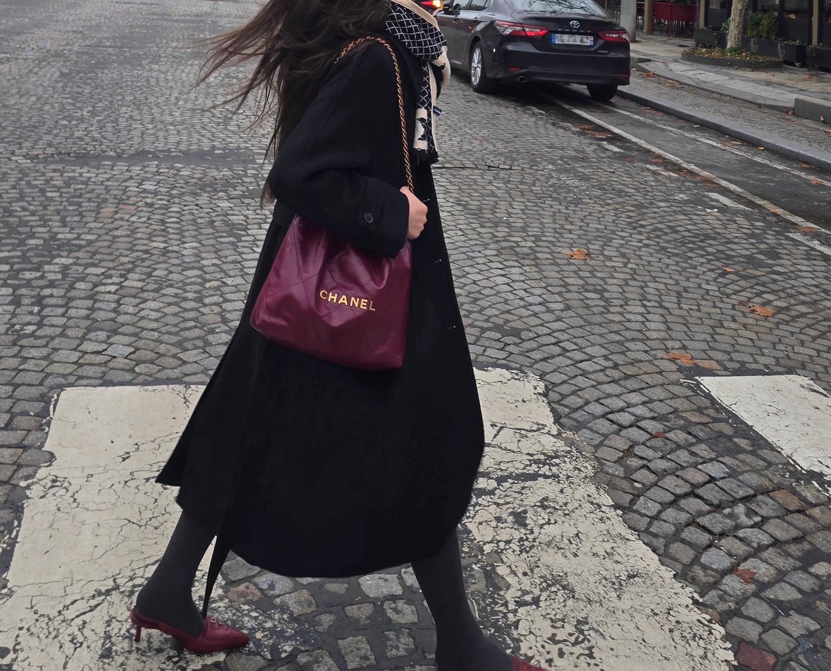 RORA is walking around Paris like a Chanel brand ambassador herself. 😍 she loves this brand so much 🥰

#RORA #BABYMONSTER