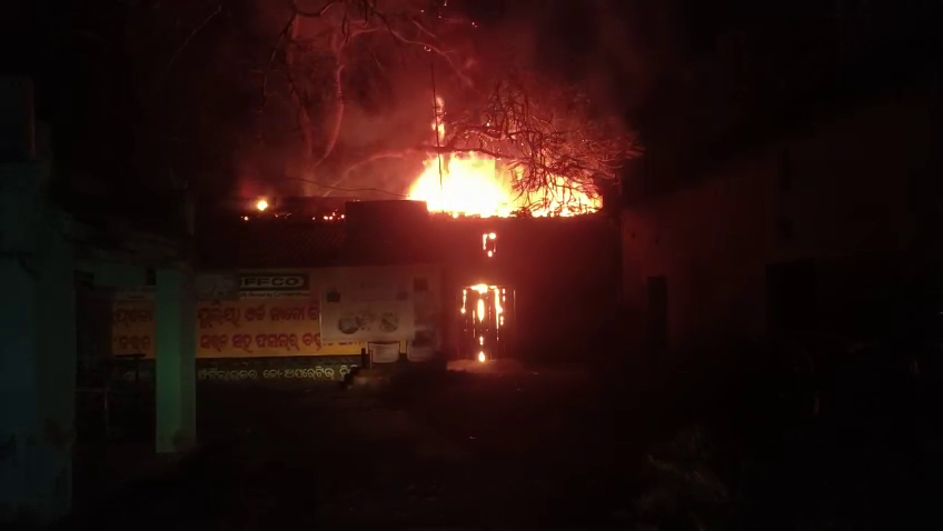 otvkhabar's tweet image. #ଜଳିଗଲା_ଗୋଦାମ_ଘର
-ବାଲେଶ୍ଵର ଭଦ୍ରକ କେନ୍ଦ୍ର ସମବାୟ ବ୍ୟାଙ୍କ୍ ପଛପଟ ଗୋଦାମ ଘରେ ନିଆଁ
-ଫକୀର ମୋହନ ଗୋଲେଇ ଛକ ନିକଟରେ ଥିବା ଗୋଦାମରେ ନିଆଁ
-କବାଟ ଝରକା ଉପକରଣ, ଅଠା, ପାଇପ ଗଚ୍ଛିତ ଥିଲା
-ଅଗ୍ନିକାଣ୍ଡରେ ଲକ୍ଷାଧିକ ଟଙ୍କାର ସାମଗ୍ରୀ ପୋଡ଼ି ପାଉଁଶ
-ନିଆଁକୁ ଆୟତ୍ତ କଲେ ଅଗ୍ନିଶମ କର୍ମଚାରୀ 
#Balasore #GodownFire #Odisha