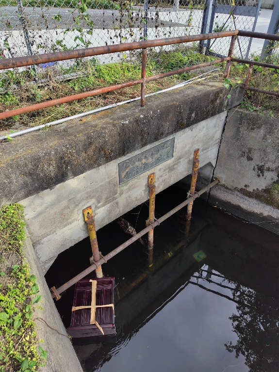 年に数回ですが、群馬用水の水路に不法投棄されることがあります（写真