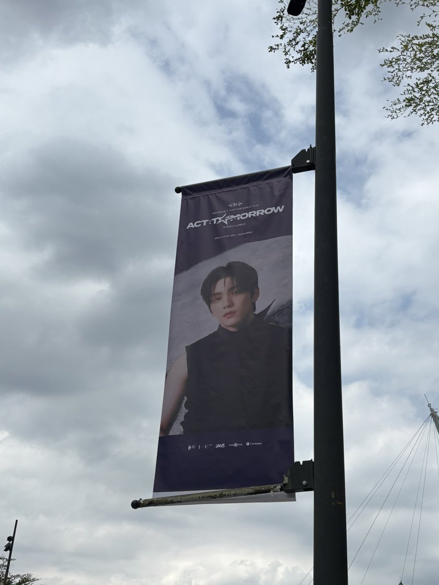 ForTXT_MY's tweet image. Official banners are getting set up! MOAs please stay hydrated while taking pictures on concert day tomorrow 🌟