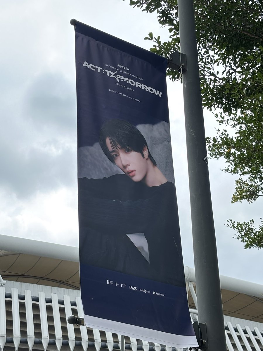 ForTXT_MY's tweet image. Official banners are getting set up! MOAs please stay hydrated while taking pictures on concert day tomorrow 🌟