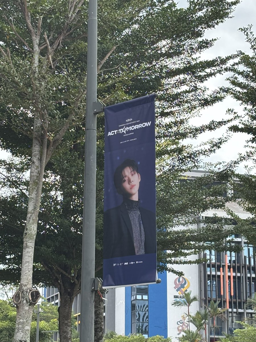 ForTXT_MY's tweet image. Official banners are getting set up! MOAs please stay hydrated while taking pictures on concert day tomorrow 🌟