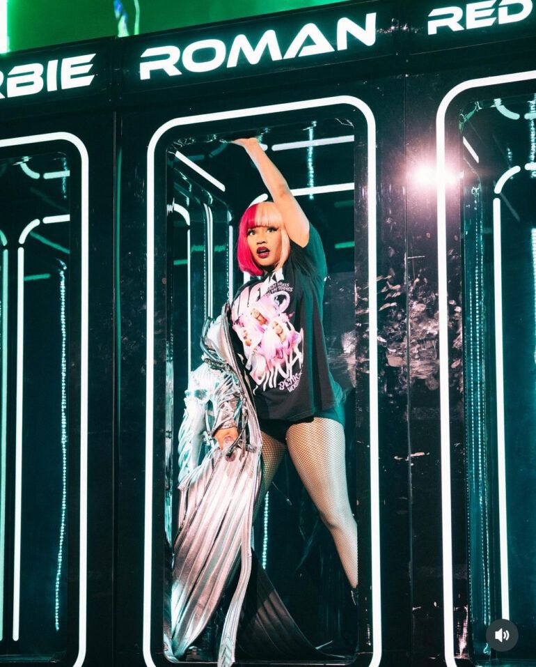 pinkprintRoman1's tweet image. Nicki gave us more than just a show and the same wig LMAO, she gave us ALTER EGOS!! Something the girls can never successfully do!