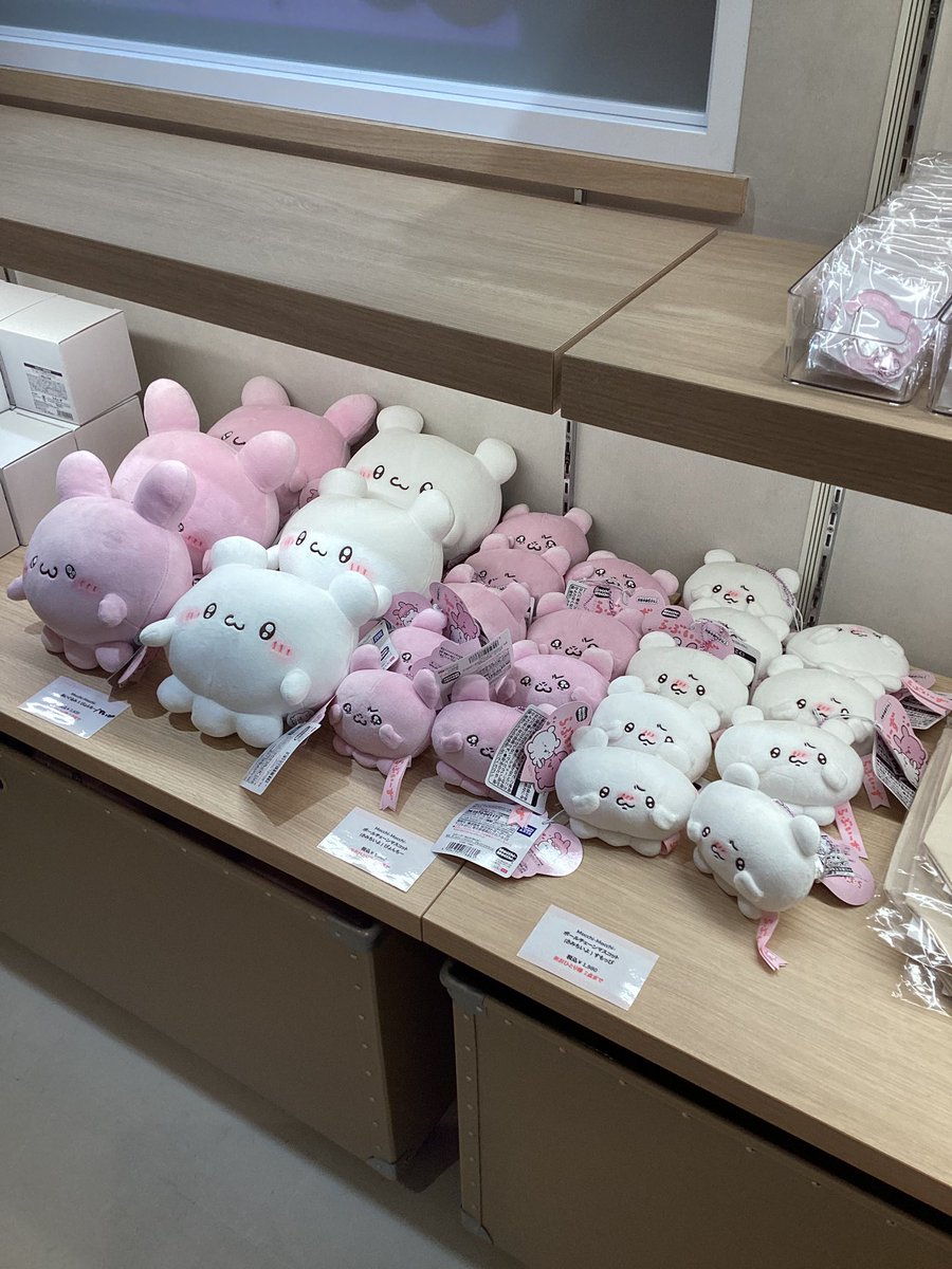 2/14（土）

オープン時のグッズ販売状況のご案内です！

カフェの詳細・ご予約はこちら！
loveez-cafe.theme-cafe.jp