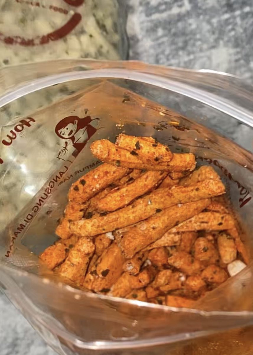 basreng? soal basreng, basreng sajodo enak bangettt. renyah pedes asin manis gurih pas banget. wangi daun jeruknya kerasa. ini tipe basreng yang ga lengket dan renyah banget. mau valentine atau lebaran tetep masuk