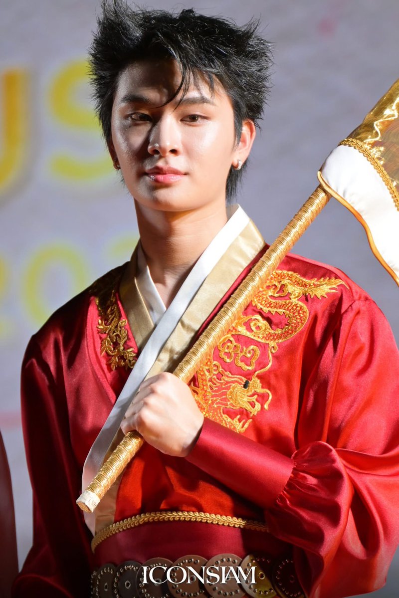 ไหนว่าไม่อยากแต่งละยิ้มกว้างกว่าใคร😾