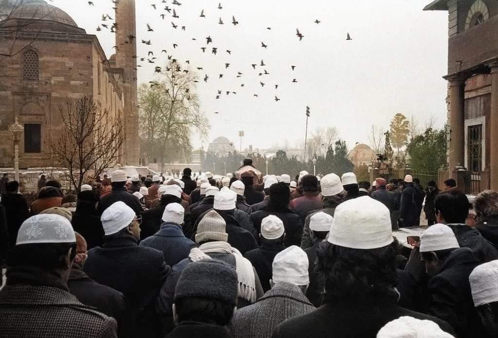 Shems Friedlander Efendi, Aşkî Muzaffer Ozak'ın vuslatında çektiği fotoğrafı şöyle yorumlar;
“İleriye bakınca kalabalıktan sadece tabutun üstündeki tac-ı şerif görünüyordu.
Sanki Muzaffer Efendi bütün ihtişamıyla yine bunca insana yol gösteriyor, onları peşinden sürüklüyordu.”