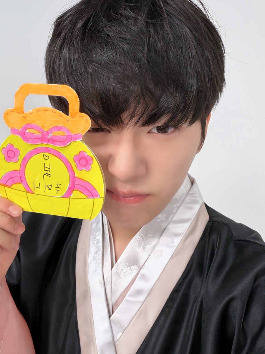 [📸]

따뜻한 설날 보내시고 올해도 행복하세요 ㅎㅎ

#GHOST9 #고스트나인
#LEEJINWOO #이진우