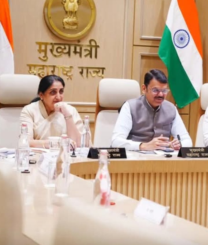 yadujavalkar's tweet photo. दुसऱ्या गटातले अपघाताचे घाणेरडे राजकारण करत असताना... दुःख विसरून सुनेत्राताई कामाला देखील लागल्या...
अजितदादा देखील खुश झाले असतील...
काम थांबले नाही पाहिजे...👍 https://t.co/zjV1MBmLxs