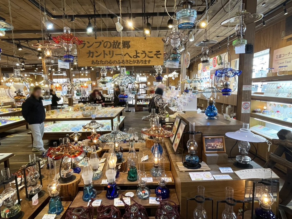 三号館【カントリーフロア】には 様々な種類の「 #灯油ランプ 」が