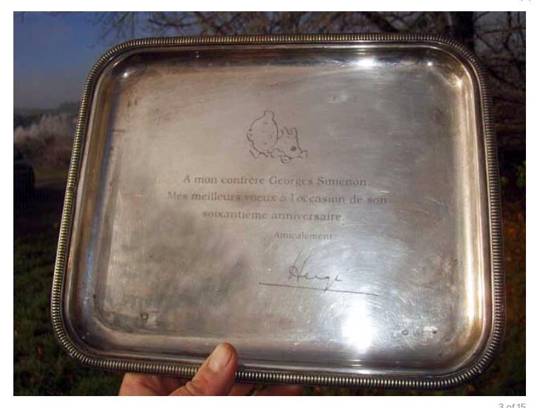 "A mon confrère Georges Simenon. Mes meilleurs voeux à l'occasion de son soixantième anniversaire. Amicalement Hergé"

La bandeja de plata que #Hergé regaló a #Simenon en su 60 aniversario (13 feb 1963)

Plateau en métal argenté. Avec poinçon "R*M 14" au dos. Dimensions: 28x23 cm