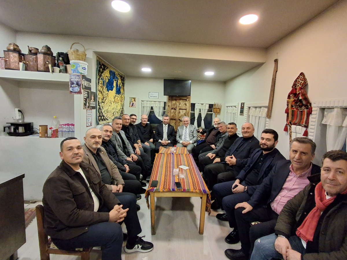 İlçe Başkanımız Erkan Yıldırım, önceki dönem mahalle başkanlarımızla bir araya gelerek vefa ve birlik ruhunun en güzel örneklerinden birini sergiledi. Teşkilatımıza emek vermiş yol arkadaşlarımızla gerçekleştirilen bu anlamlı buluşmada, karşılıklı istişarelerde bulunularak mini